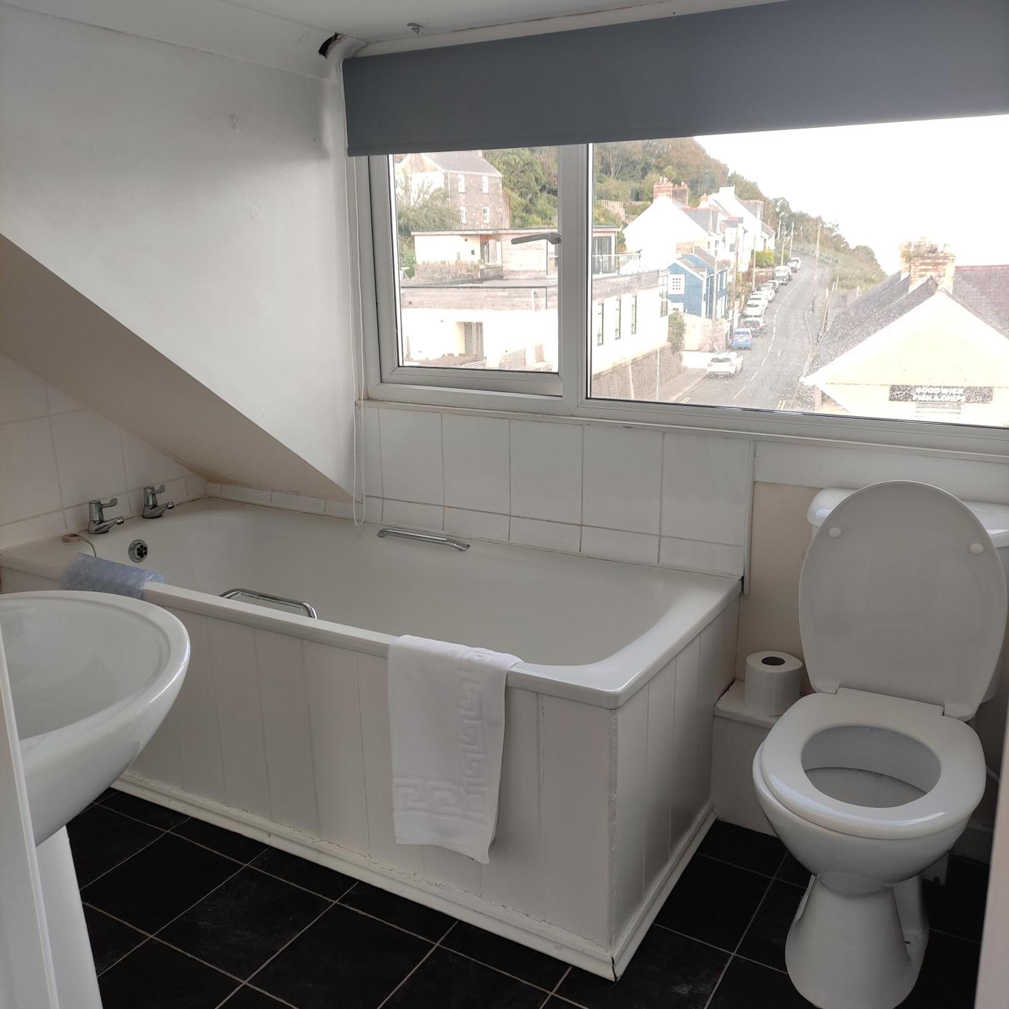 Rose And Crown Hotel & Hope And Anchor Bar Goodwick Esterno foto