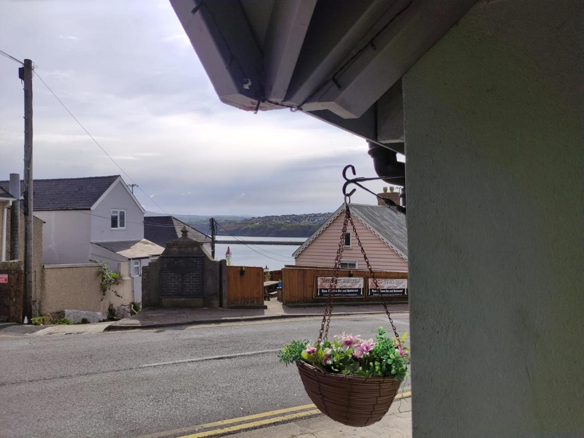 Rose And Crown Hotel & Hope And Anchor Bar Goodwick Esterno foto