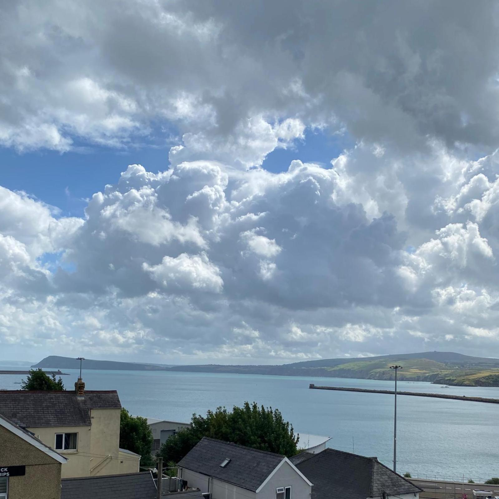 Rose And Crown Hotel & Hope And Anchor Bar Goodwick Esterno foto