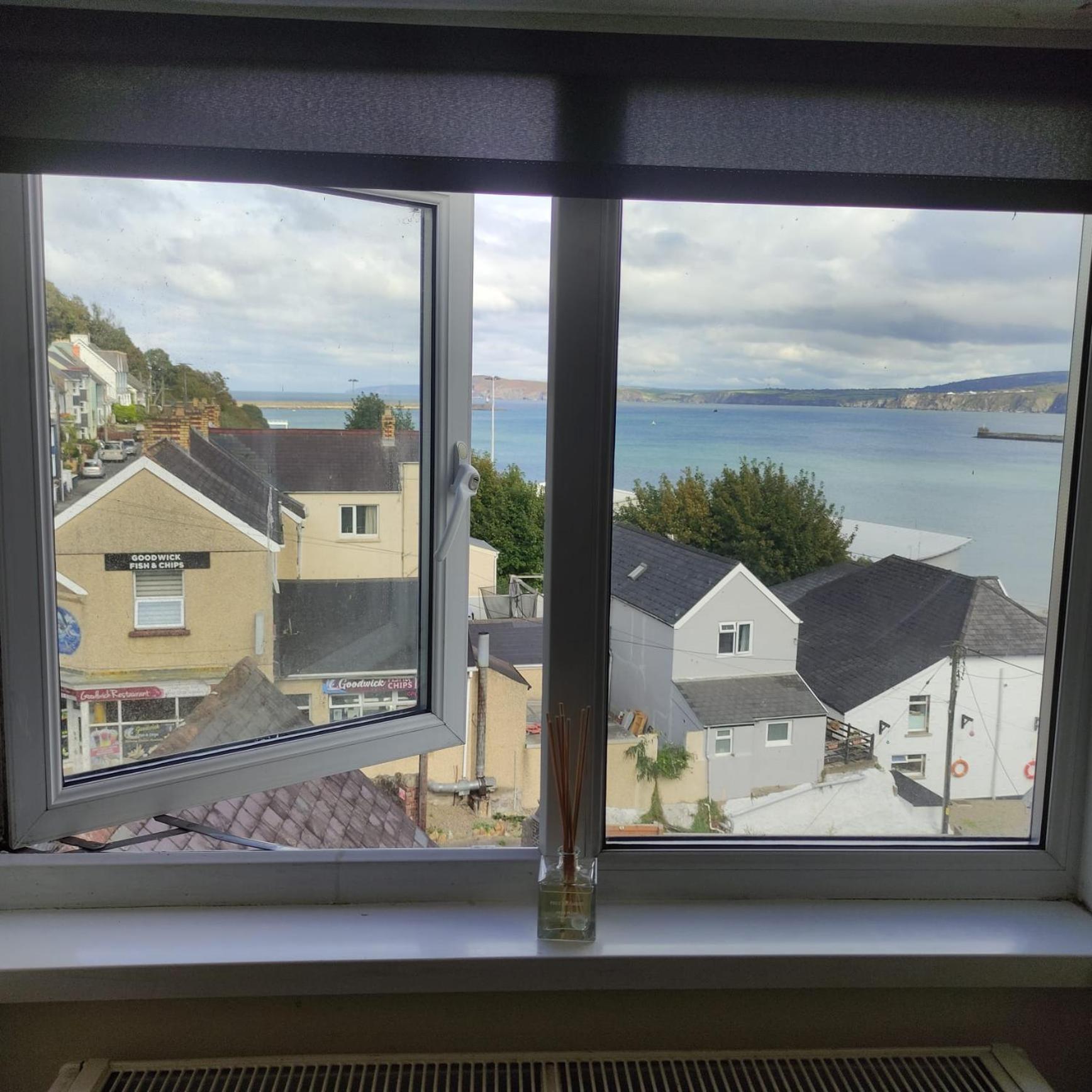 Rose And Crown Hotel & Hope And Anchor Bar Goodwick Esterno foto